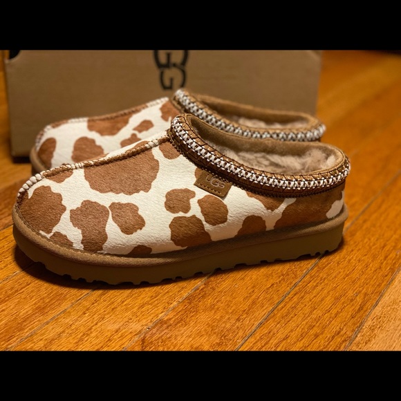 ❌SOLD❌UGG TASMAN COW PRINT SLIPPERS
Size Women 8 - Picture 3 of 7